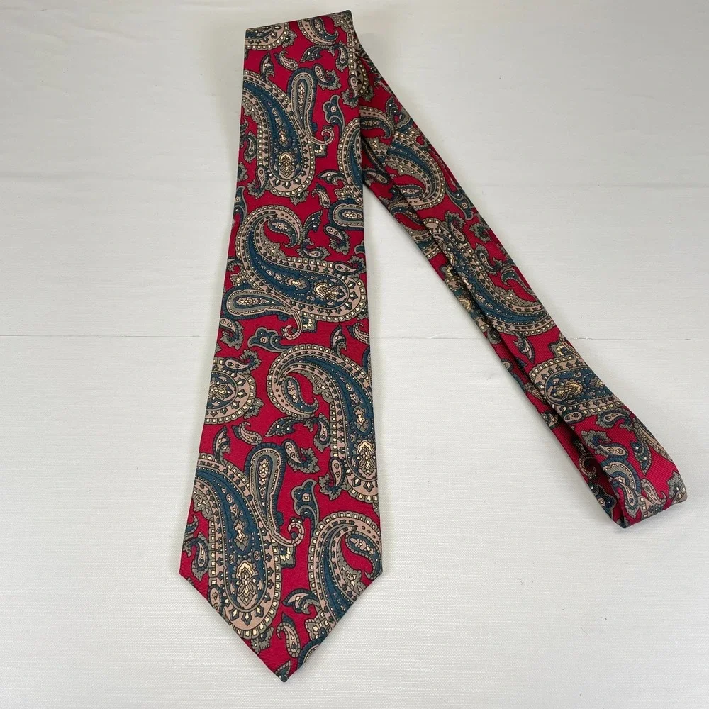 Vintage Johnny Carson Mens Necktie Red Paisley 100% Italian Silk Tie - USA